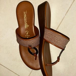 Toscanella leather sandals in golden tan brown. Gold en brown with gold thread.